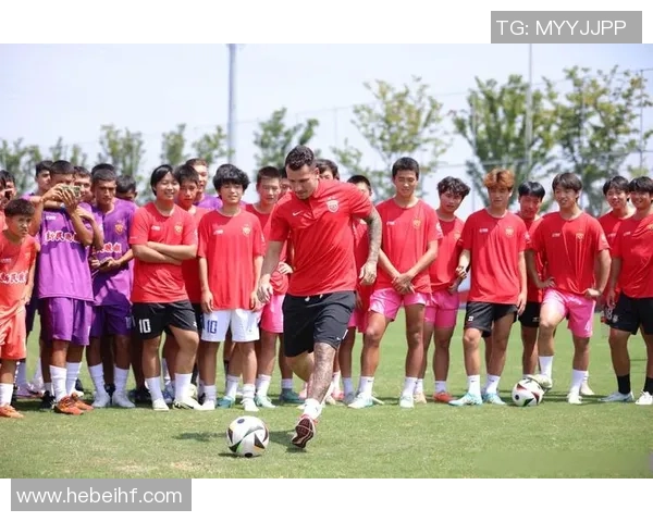 球星集锦足球赛场风云人物精彩瞬间回顾与传奇表现分析 球星集锦足球赛场风云人物精彩瞬间回顾与传奇表现分析